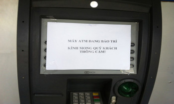 Chủ thẻ nghĩ kế né phí ATM