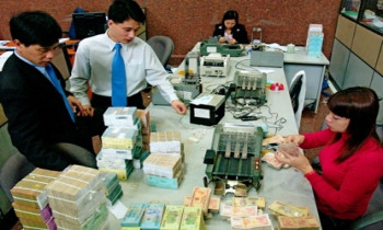 Lãi suất giảm: Kẻ khóc người cười
